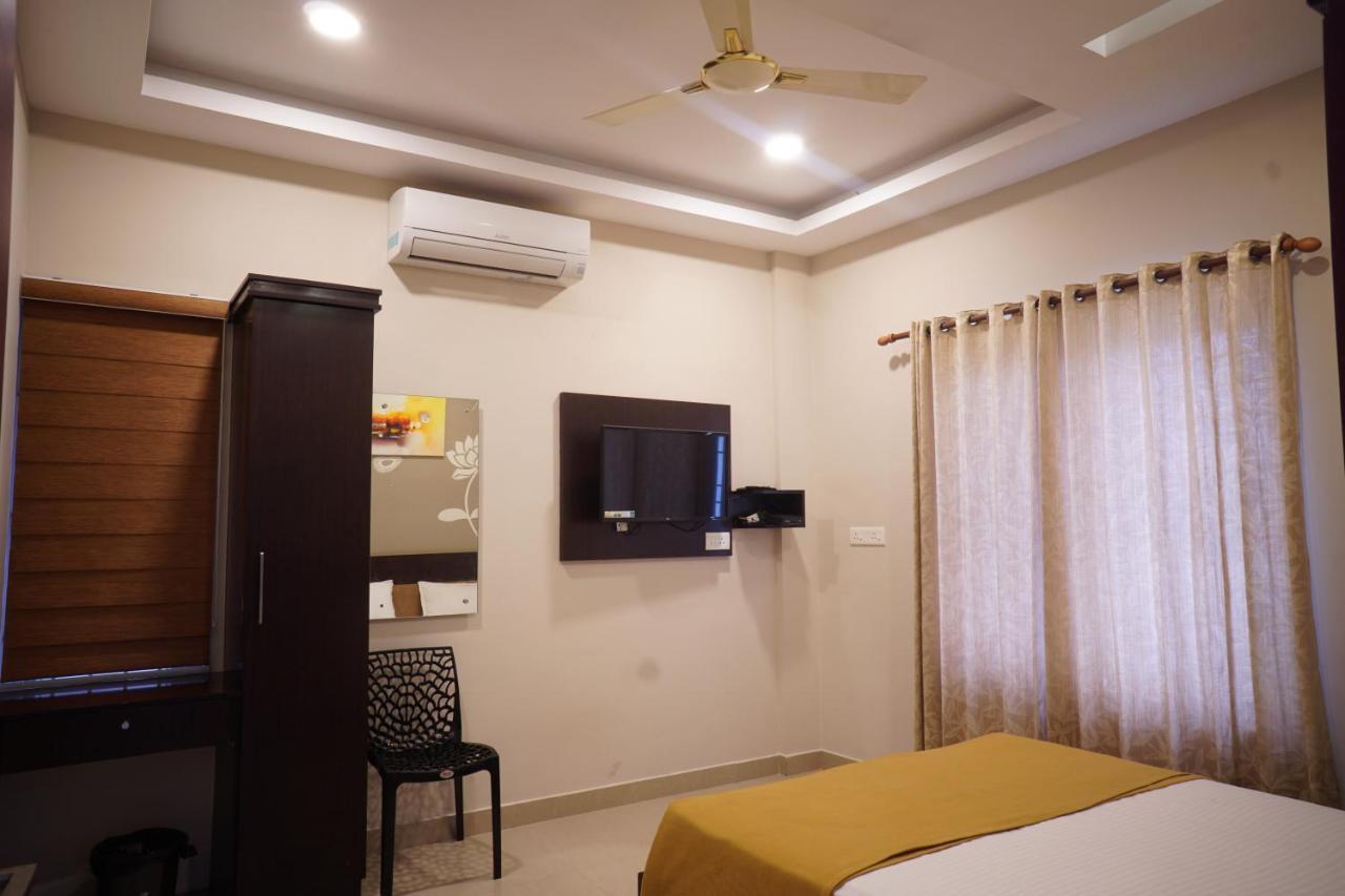 Hotel Metro Residency Kochi Esterno foto