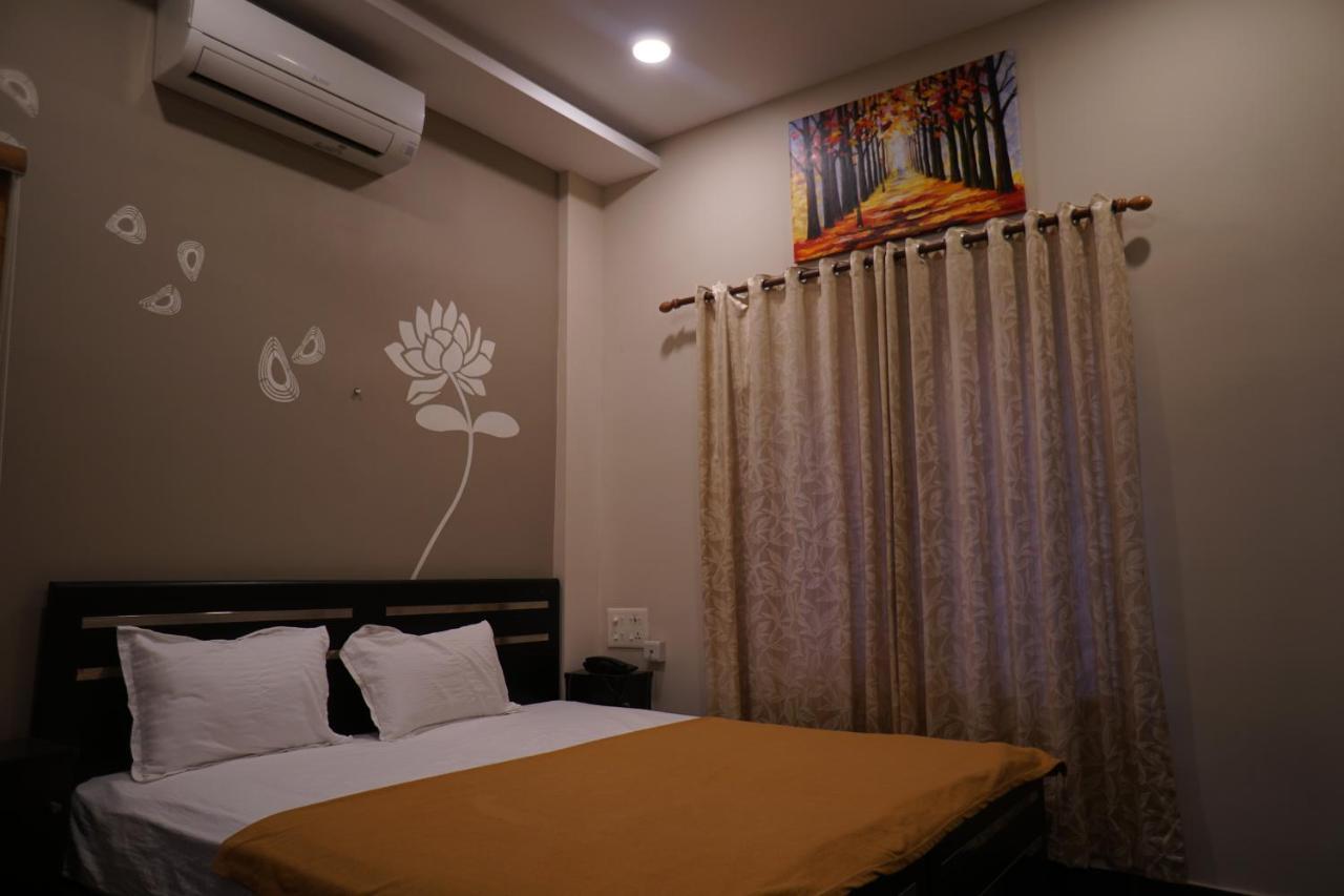 Hotel Metro Residency Kochi Esterno foto