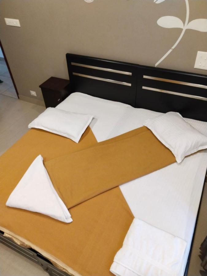 Hotel Metro Residency Kochi Esterno foto
