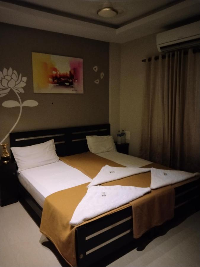 Hotel Metro Residency Kochi Esterno foto