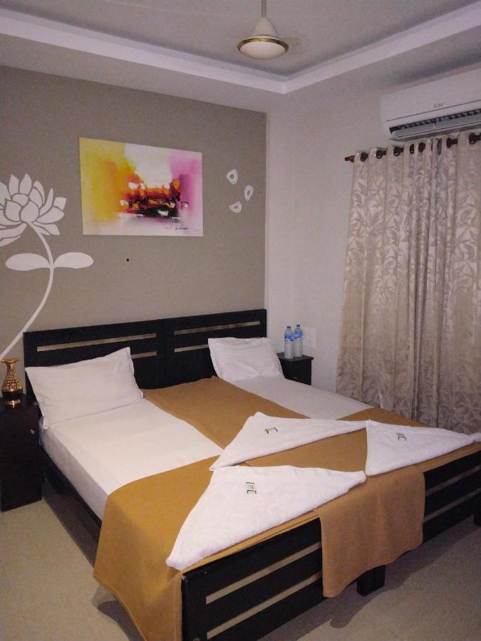Hotel Metro Residency Kochi Esterno foto