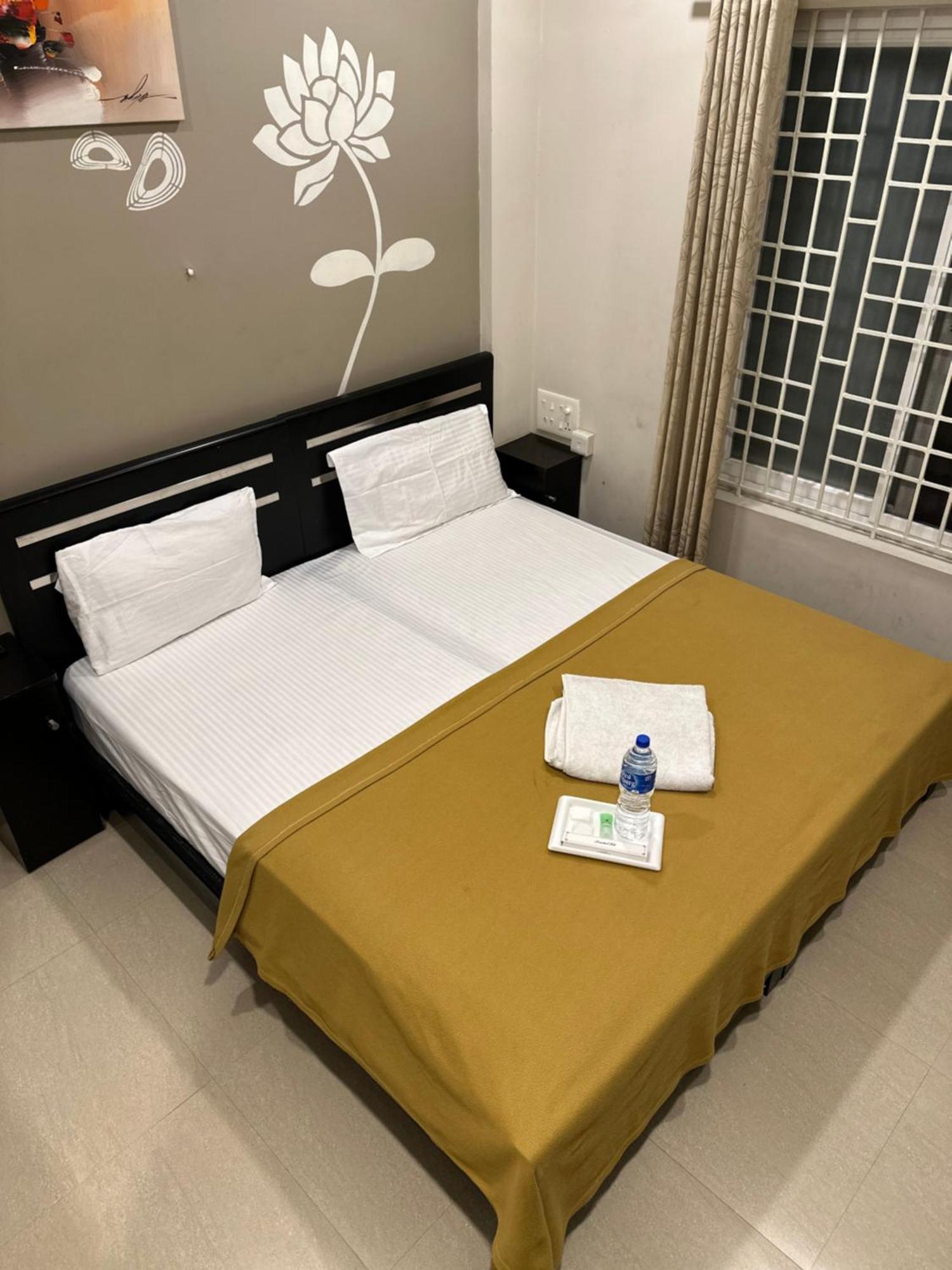 Hotel Metro Residency Kochi Esterno foto