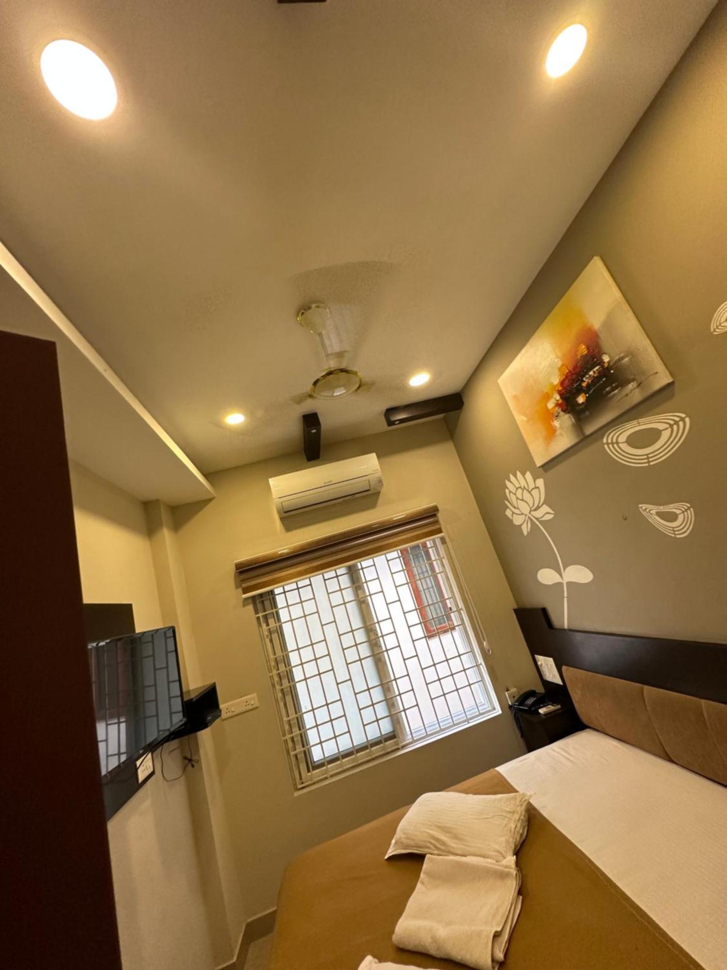 Hotel Metro Residency Kochi Esterno foto