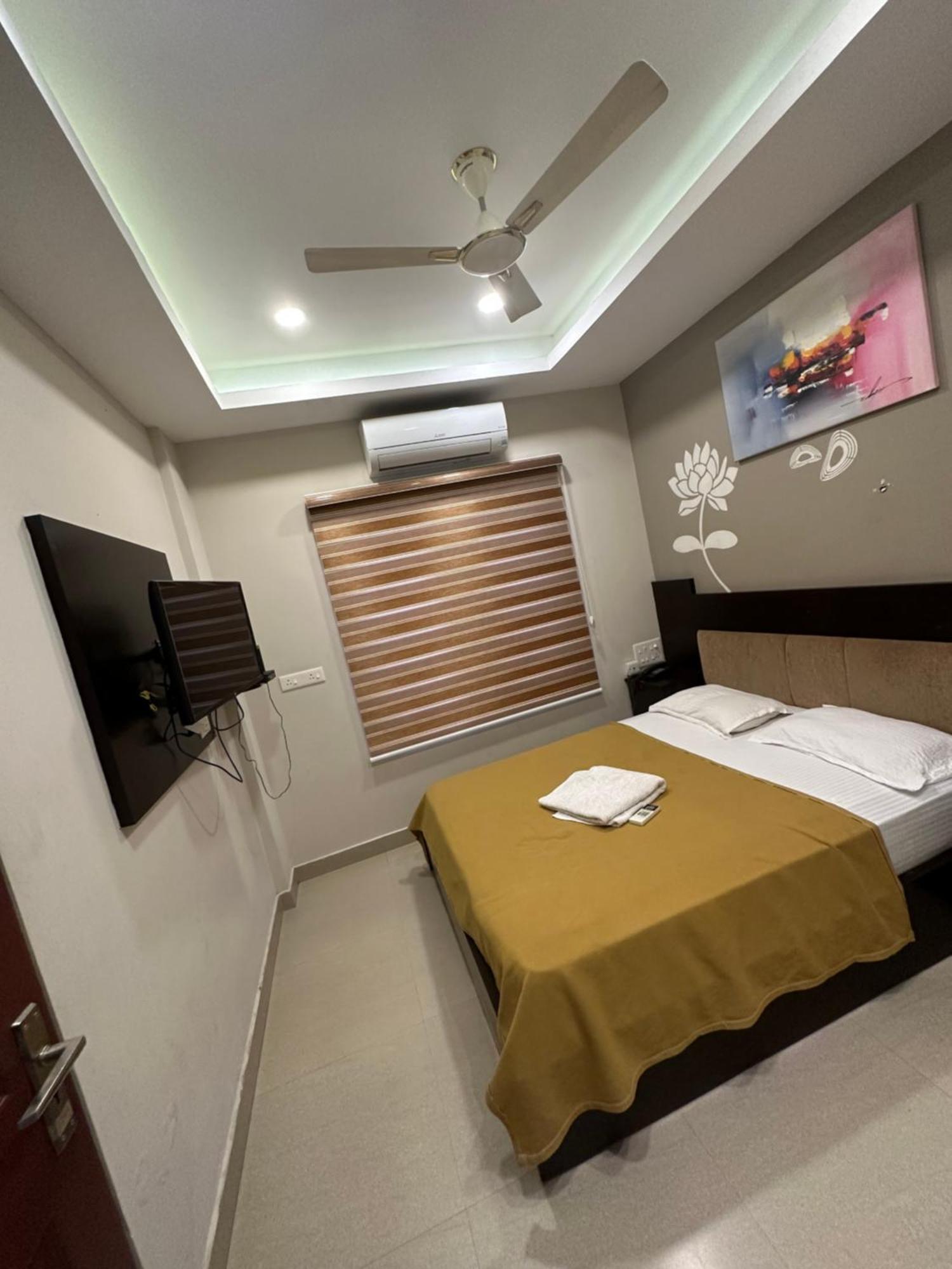 Hotel Metro Residency Kochi Esterno foto