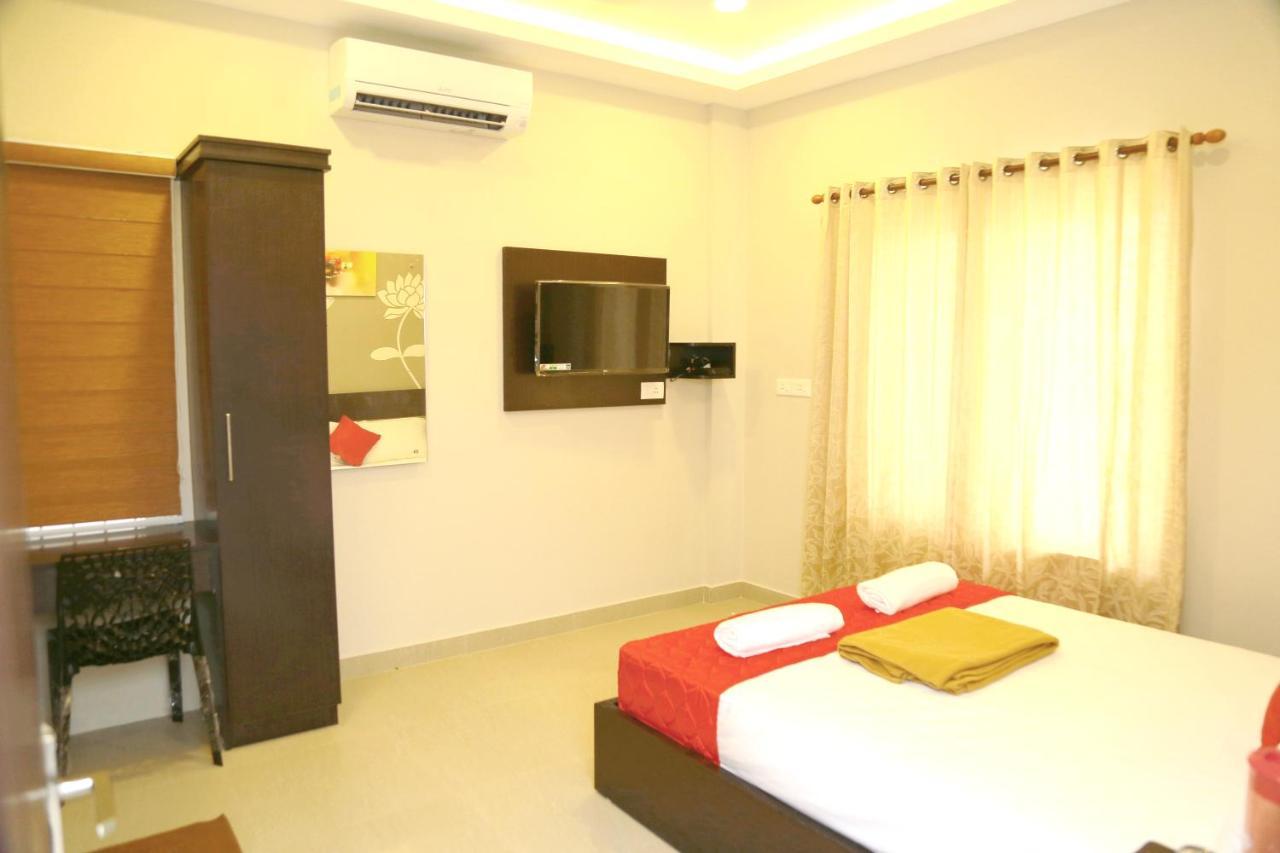 Hotel Metro Residency Kochi Esterno foto