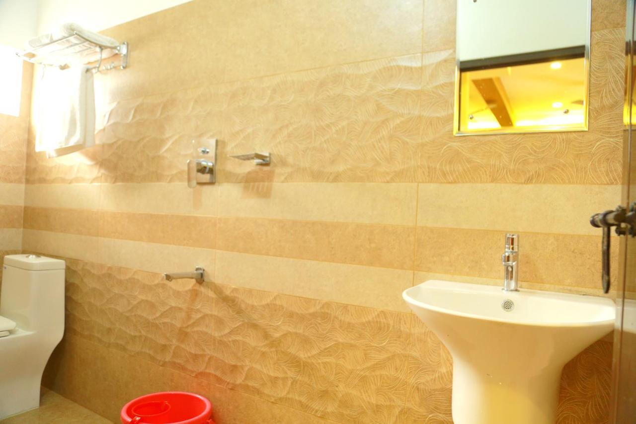 Hotel Metro Residency Kochi Esterno foto