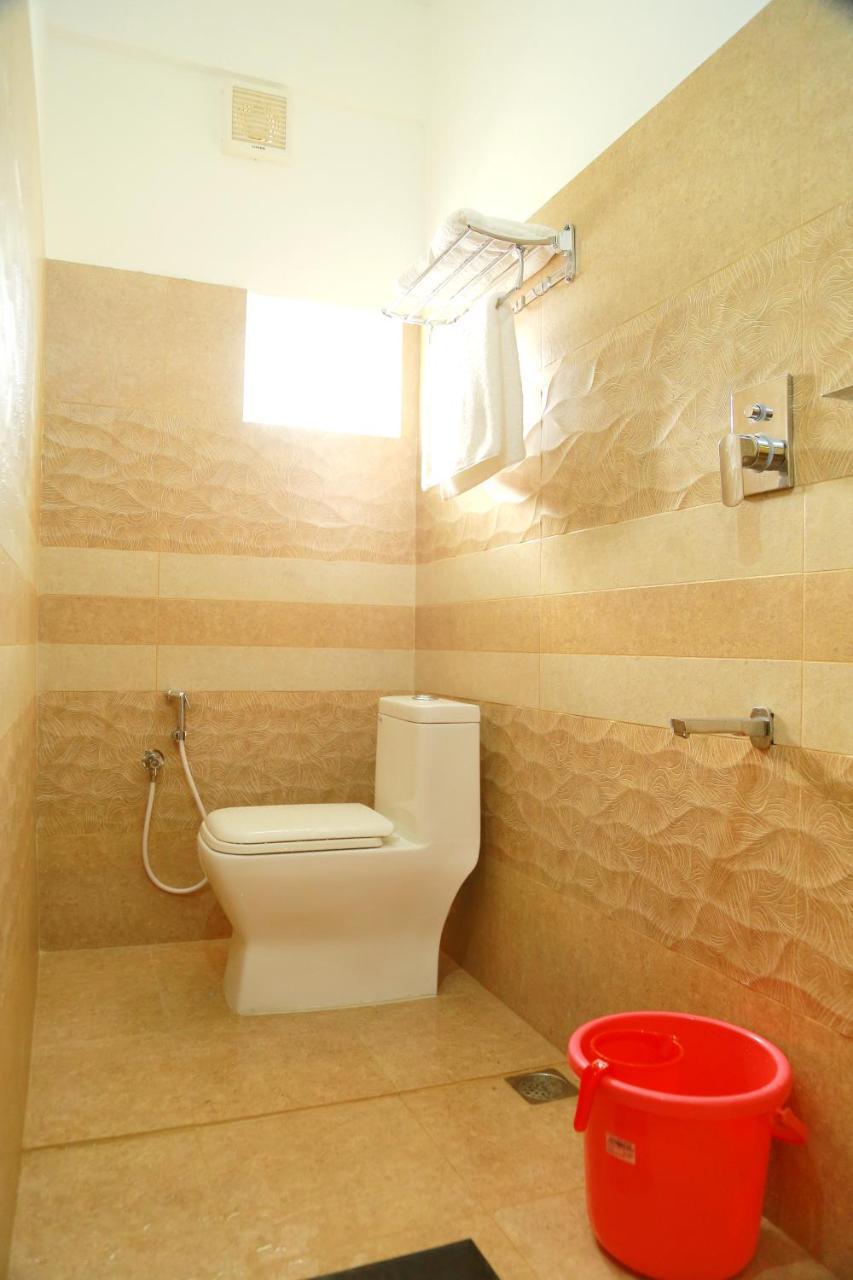 Hotel Metro Residency Kochi Esterno foto