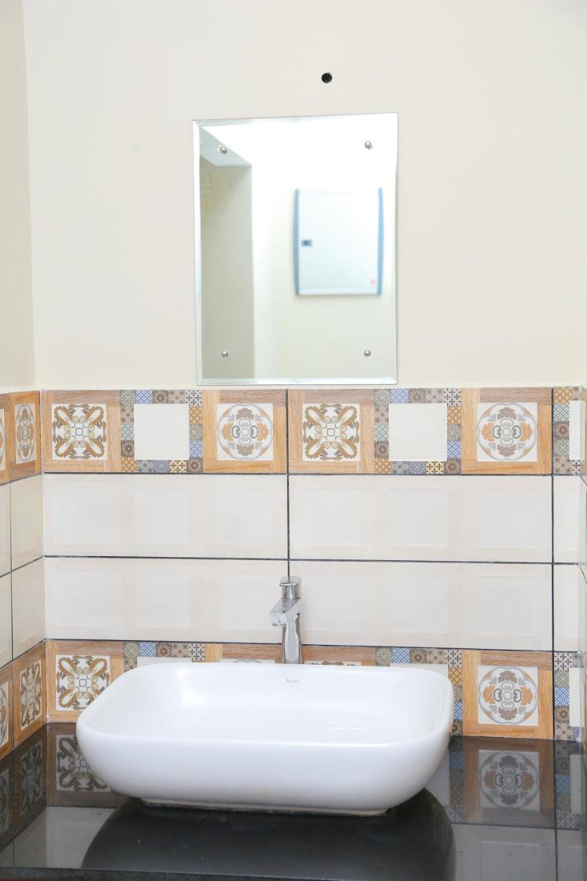 Hotel Metro Residency Kochi Esterno foto