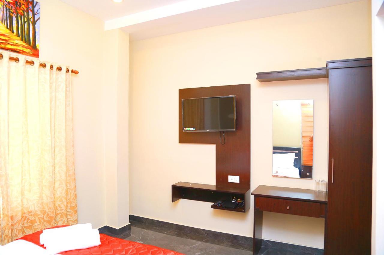 Hotel Metro Residency Kochi Esterno foto