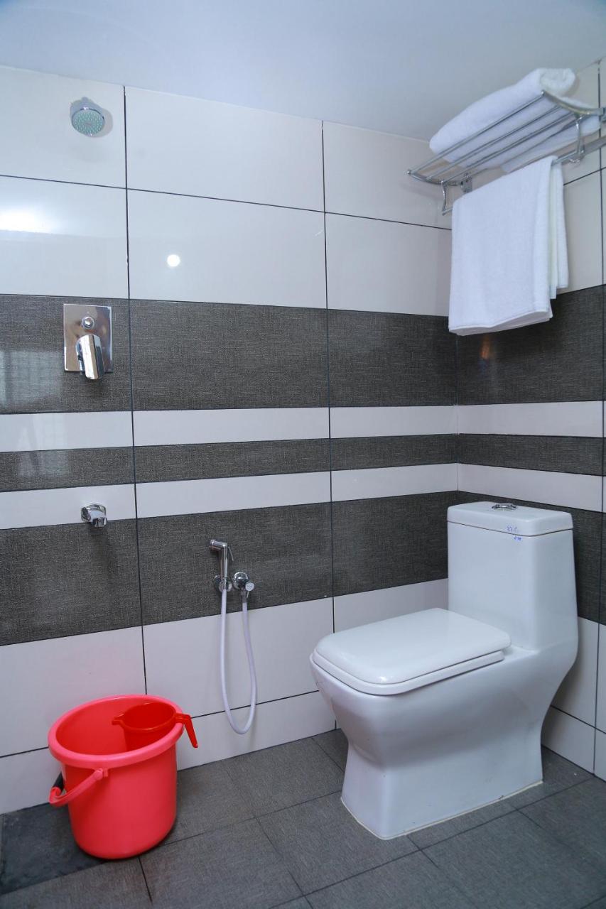 Hotel Metro Residency Kochi Esterno foto
