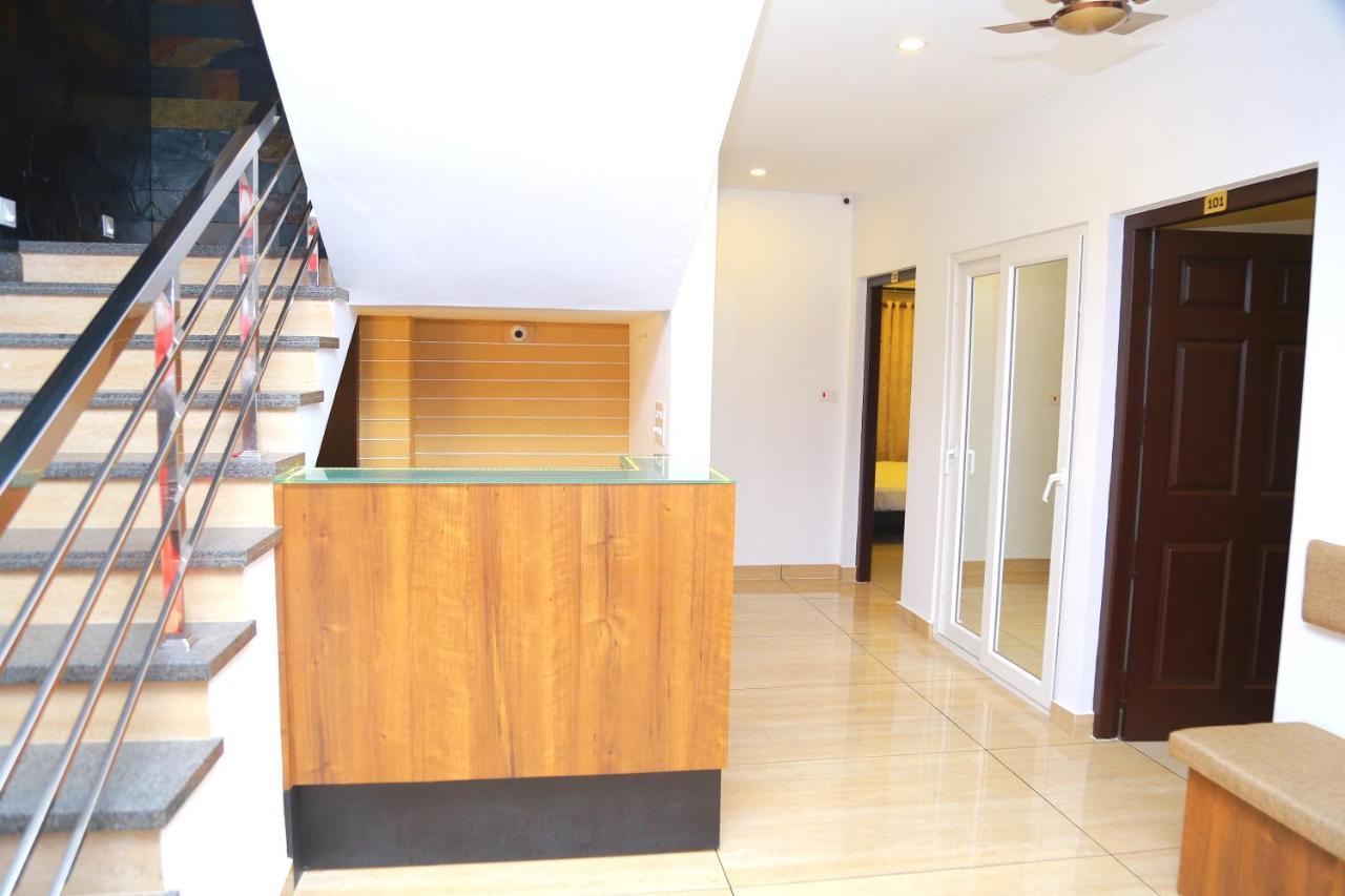 Hotel Metro Residency Kochi Esterno foto