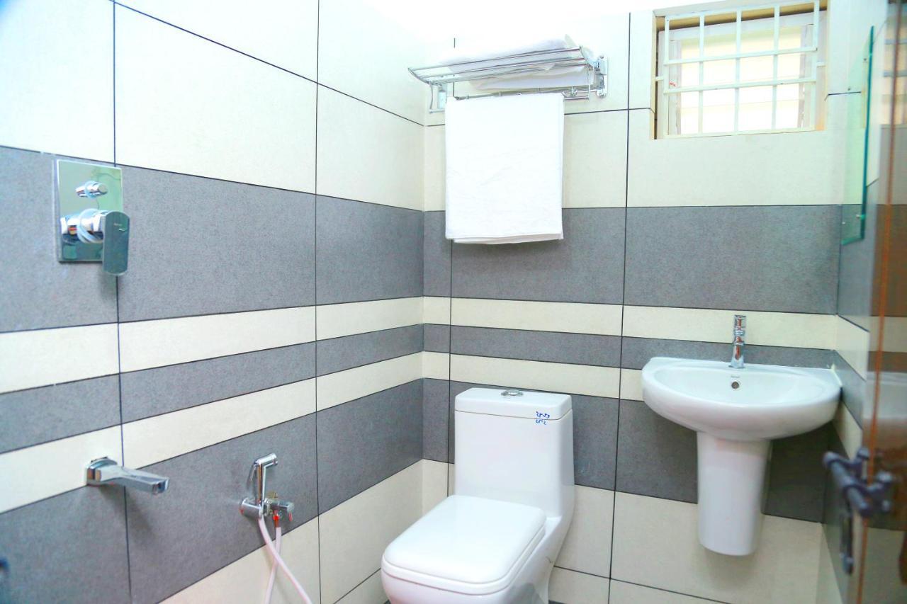 Hotel Metro Residency Kochi Esterno foto