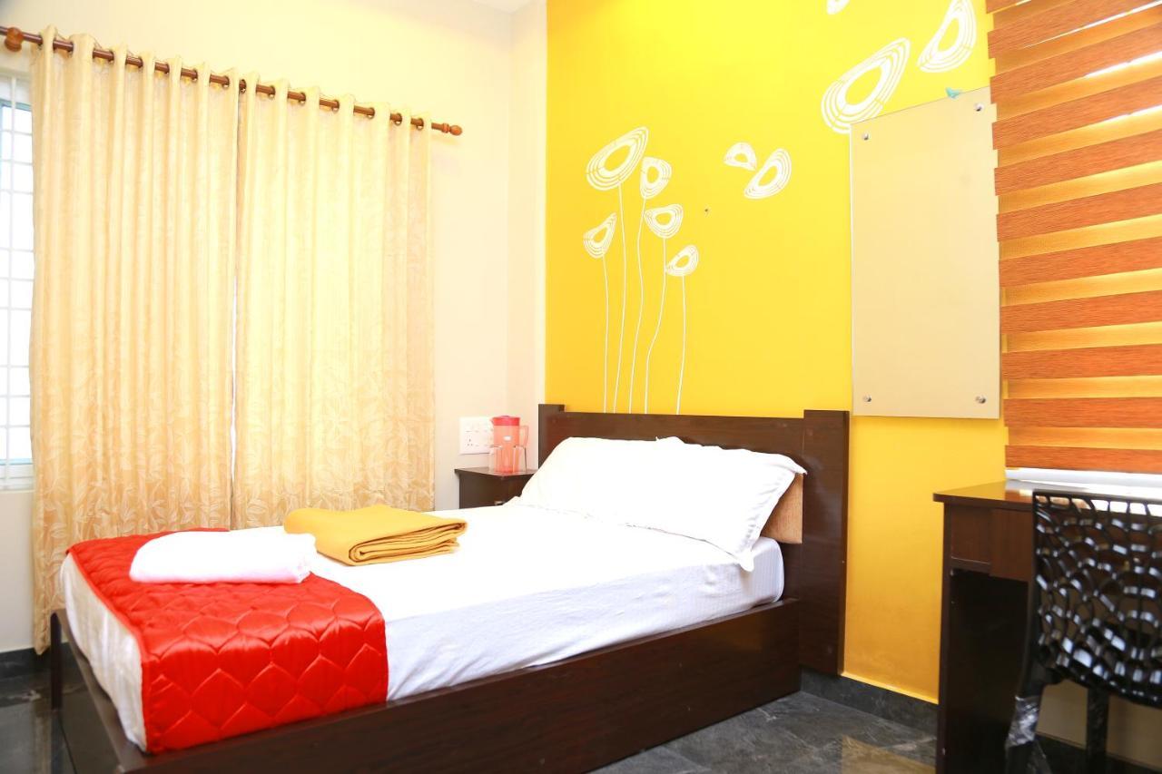Hotel Metro Residency Kochi Esterno foto