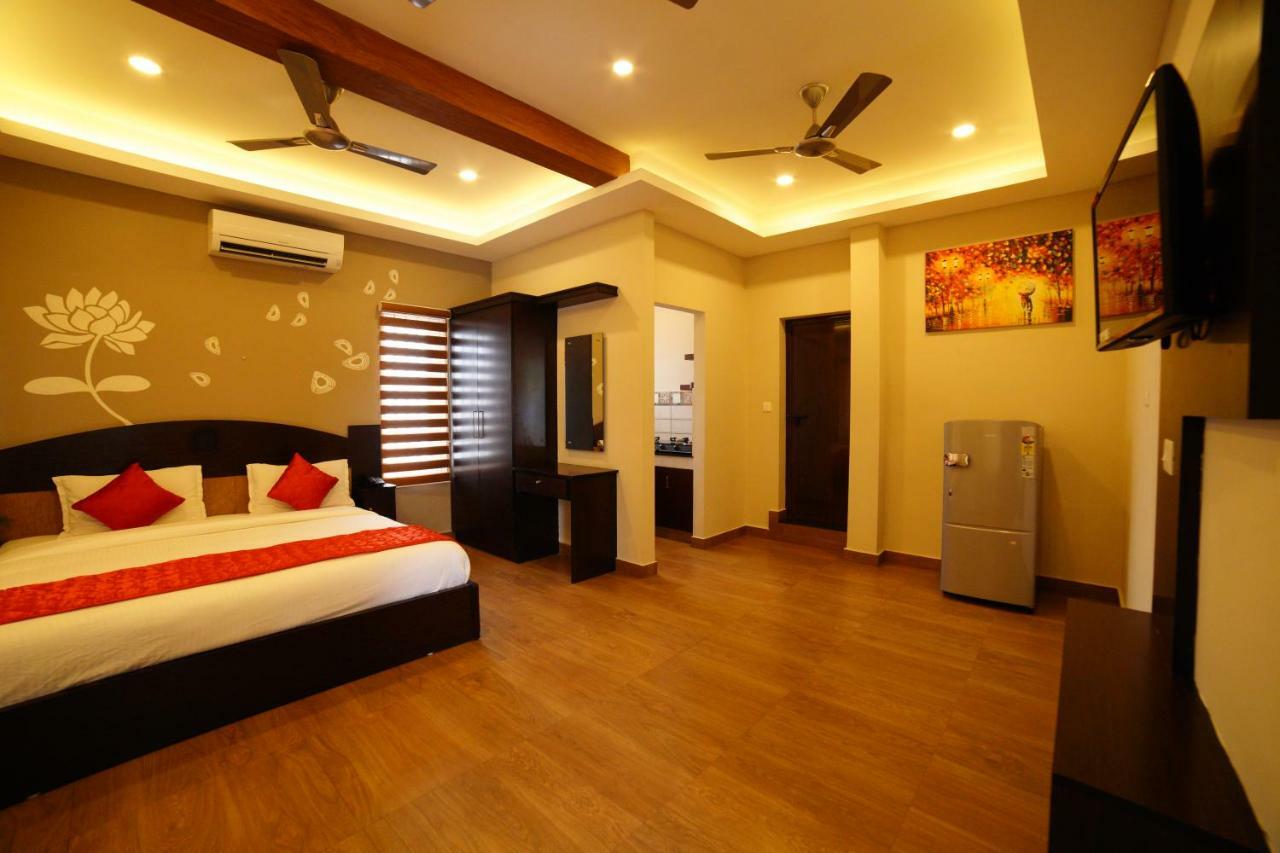 Hotel Metro Residency Kochi Esterno foto