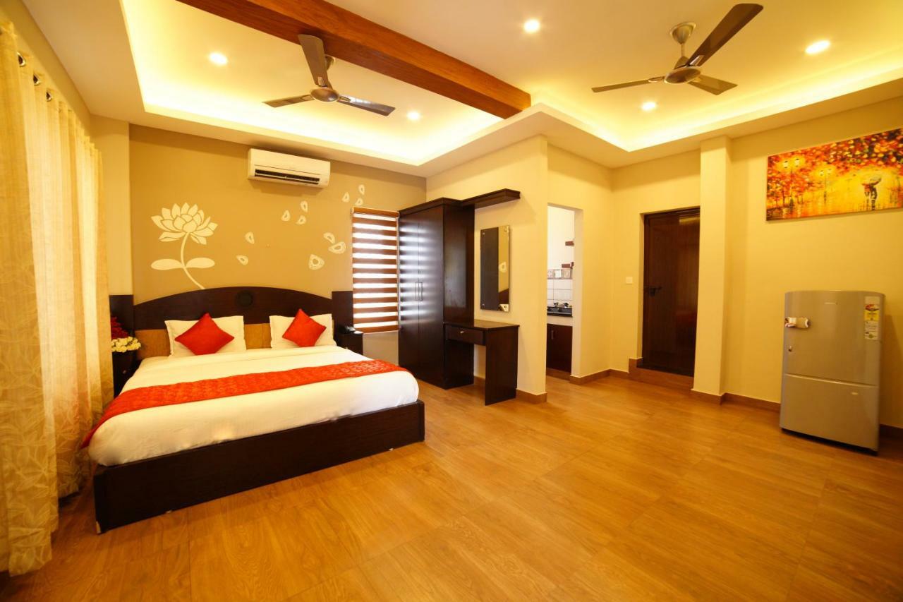 Hotel Metro Residency Kochi Esterno foto