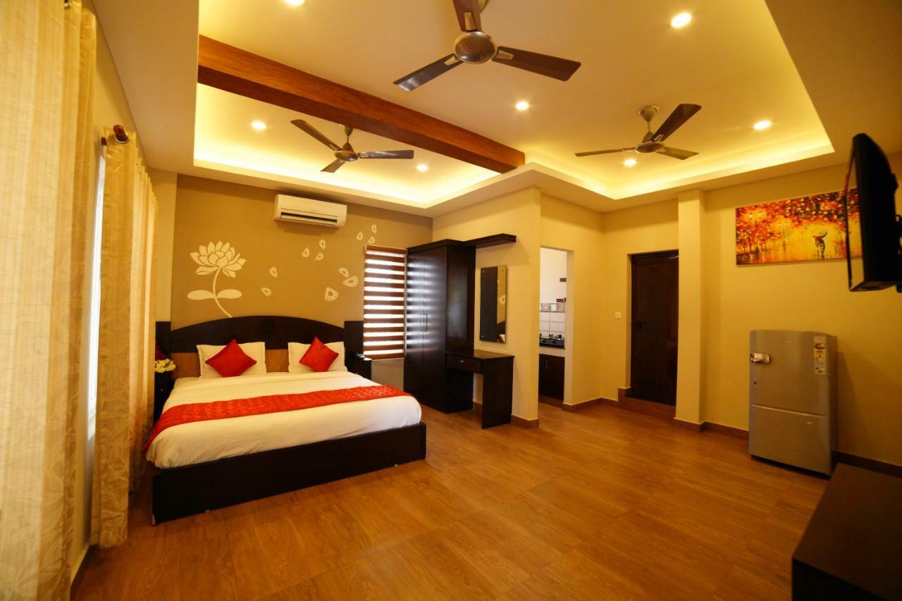 Hotel Metro Residency Kochi Esterno foto